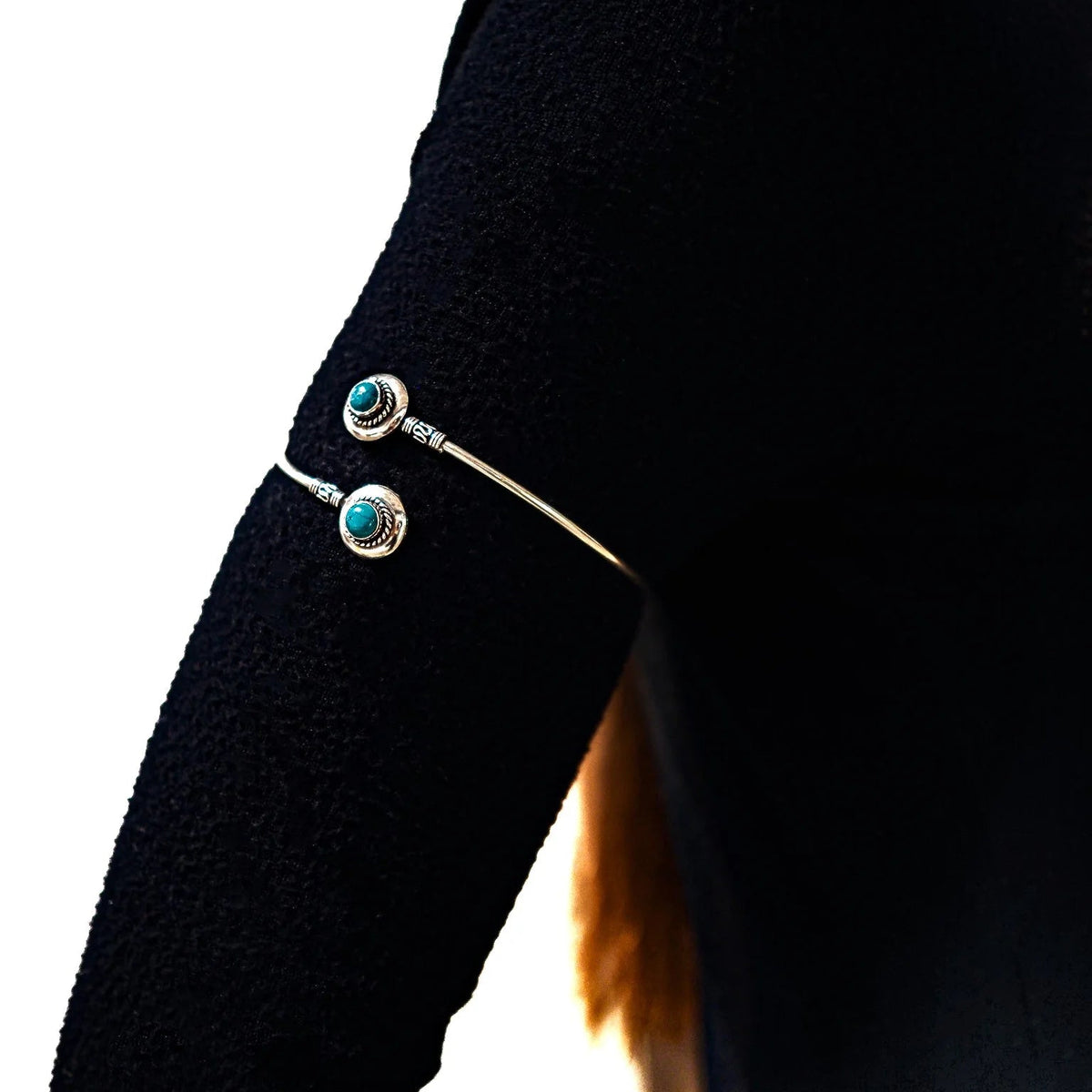 Överarmsring två turkosa halvädlar i silverpläterad inställning.