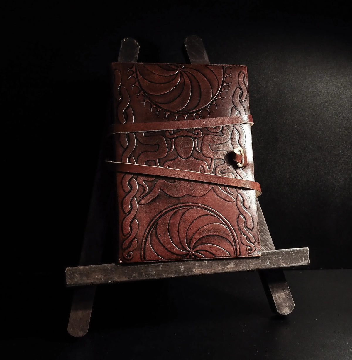 Urgudinnen lær notatbok preget Gotland steindesign.