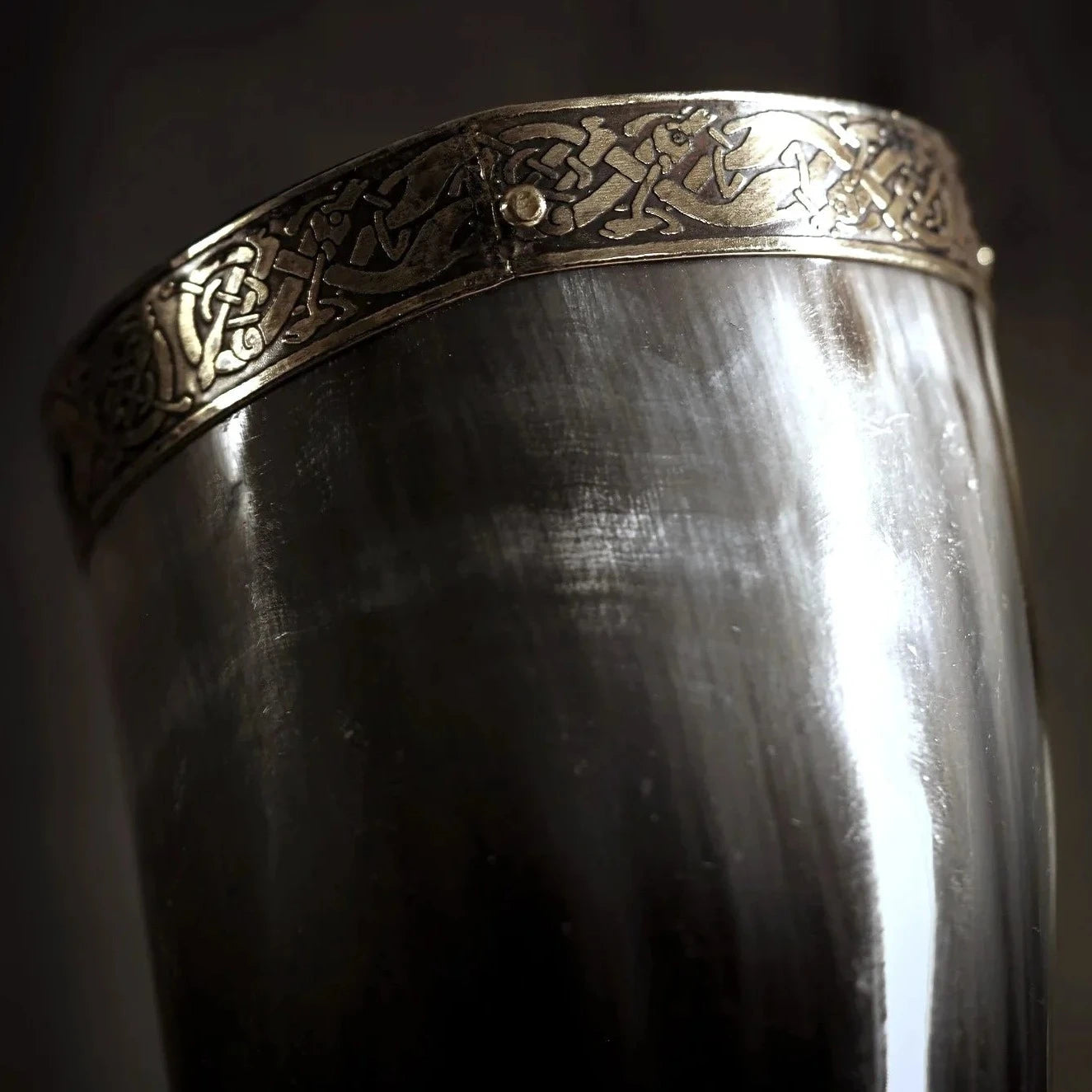 Drinking horn Berserk with stand