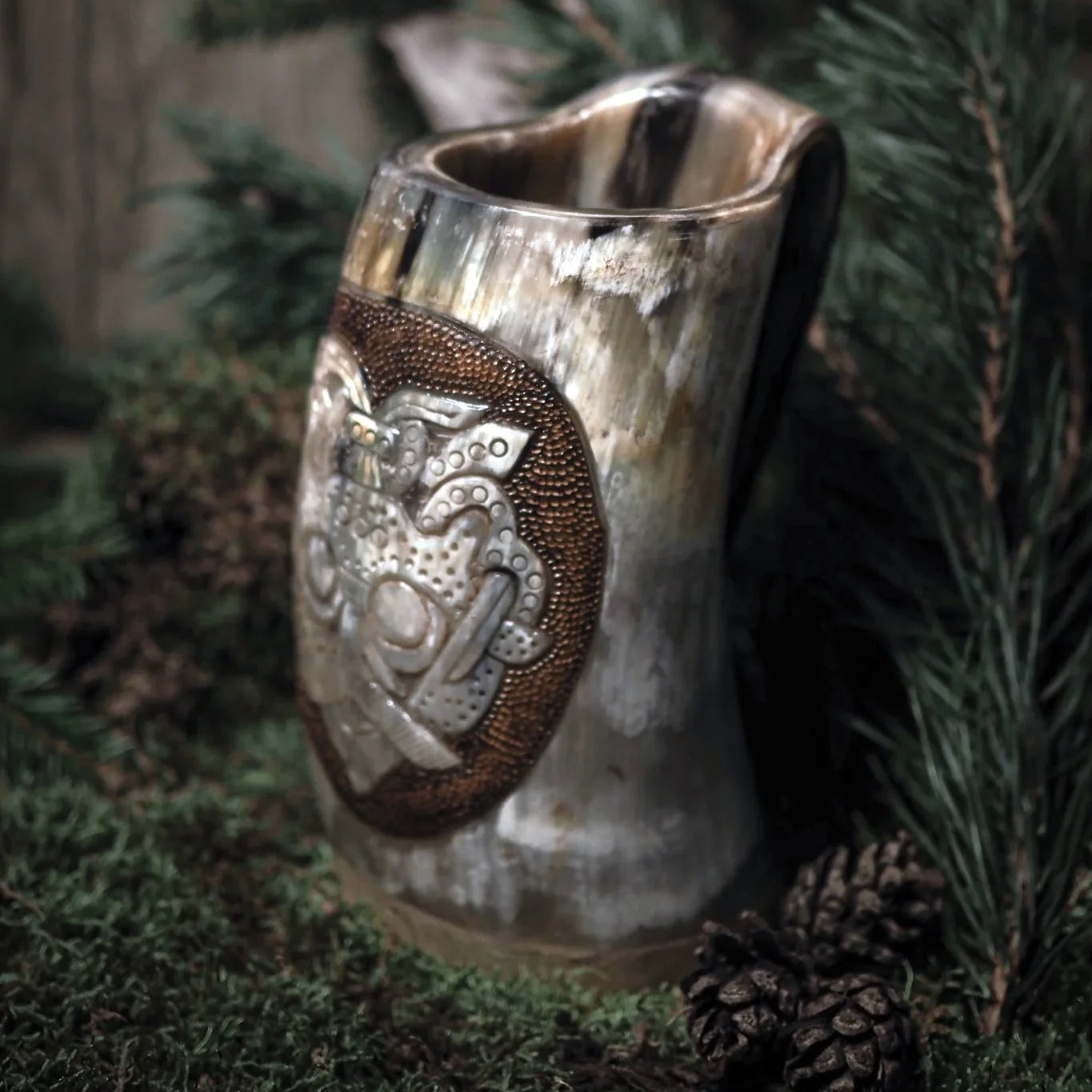 Håndskåret hornkrus, Loki maske