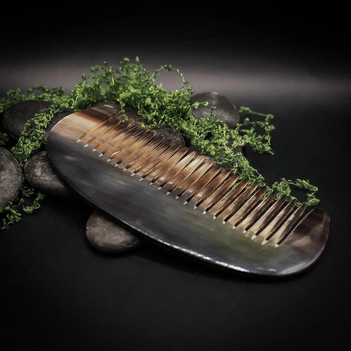 Kam i horn med buet kant