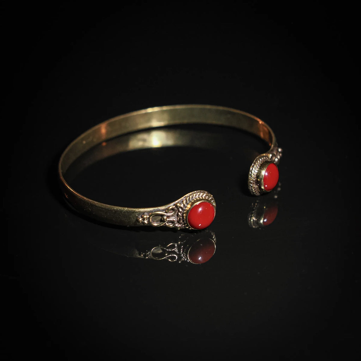 Double bracelet in brass with semi-precious stones.