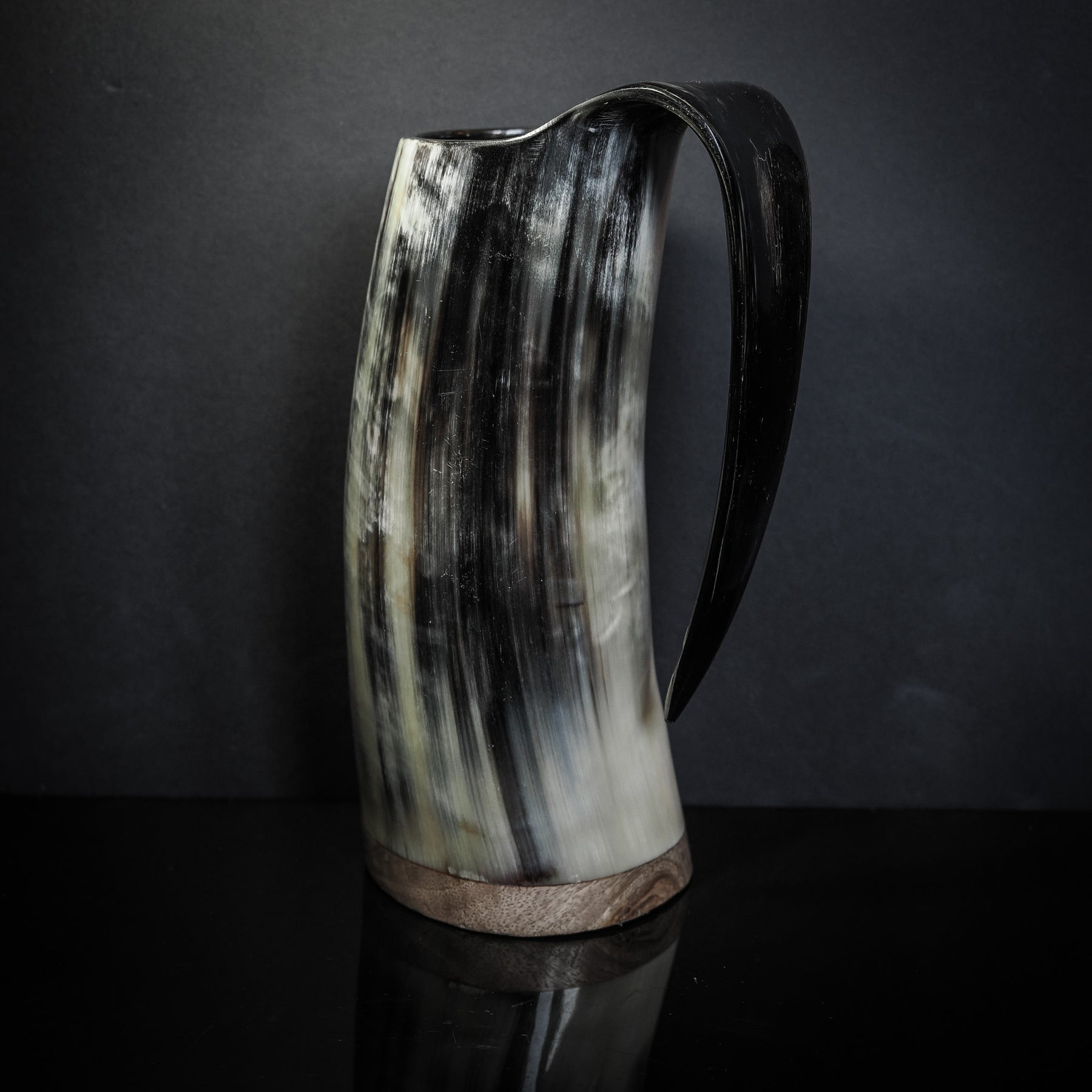 Handsnidad hornmugg, Torshammare