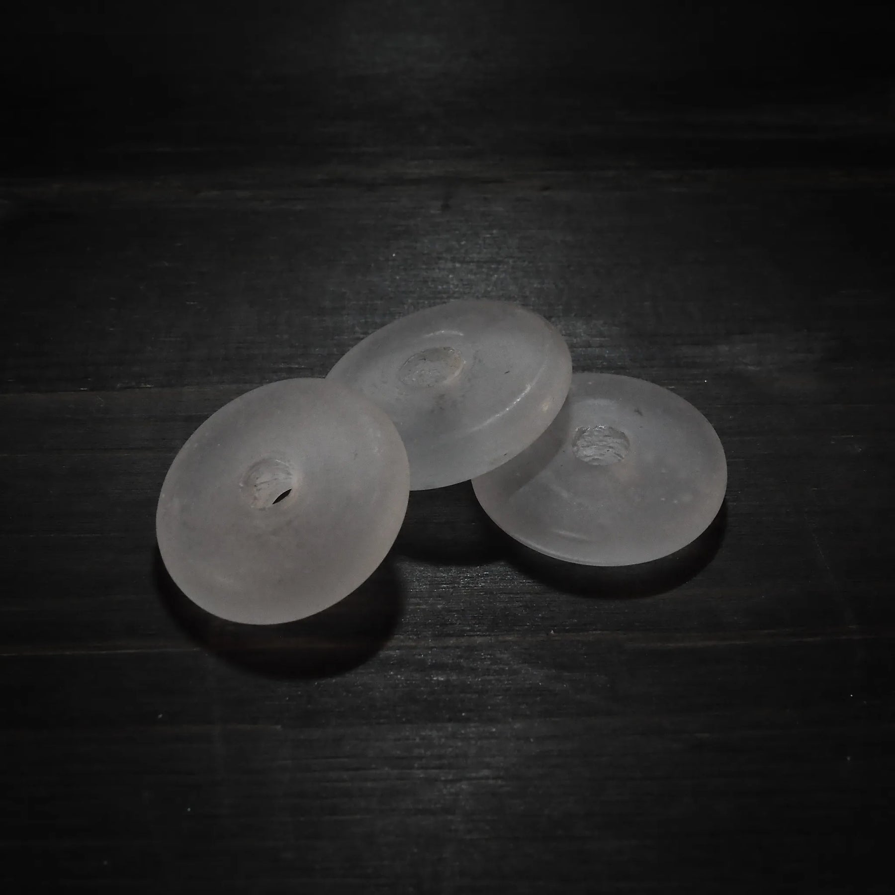 Dekkformet perle i gjennomsiktig glass