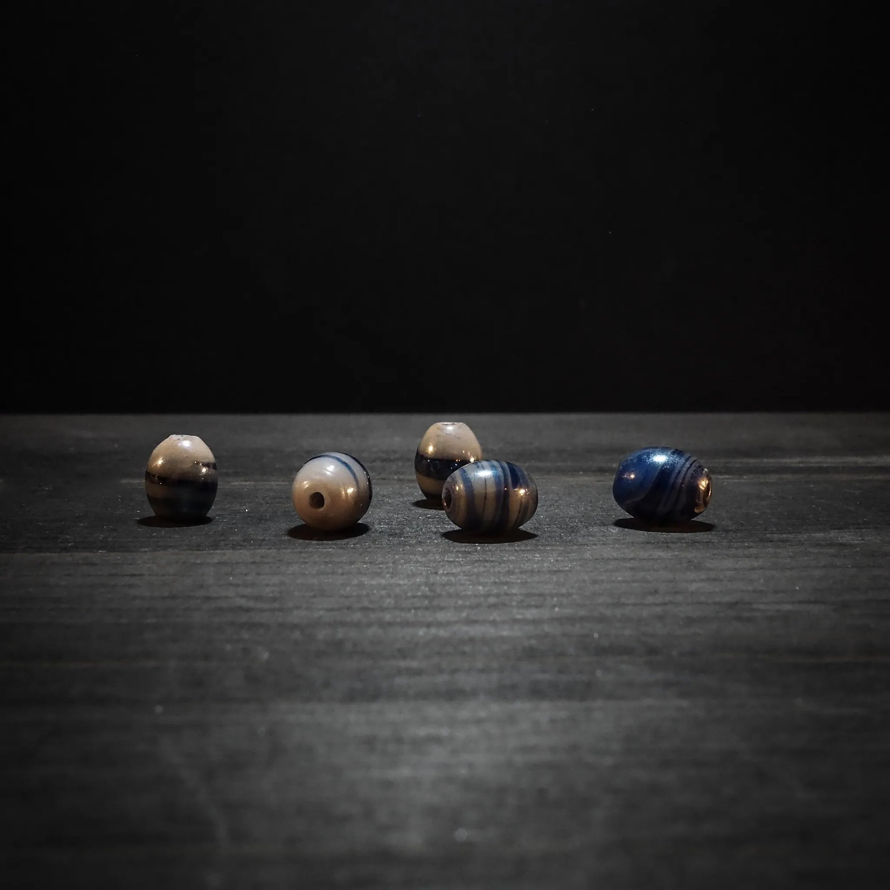 Blue marbled glass bead