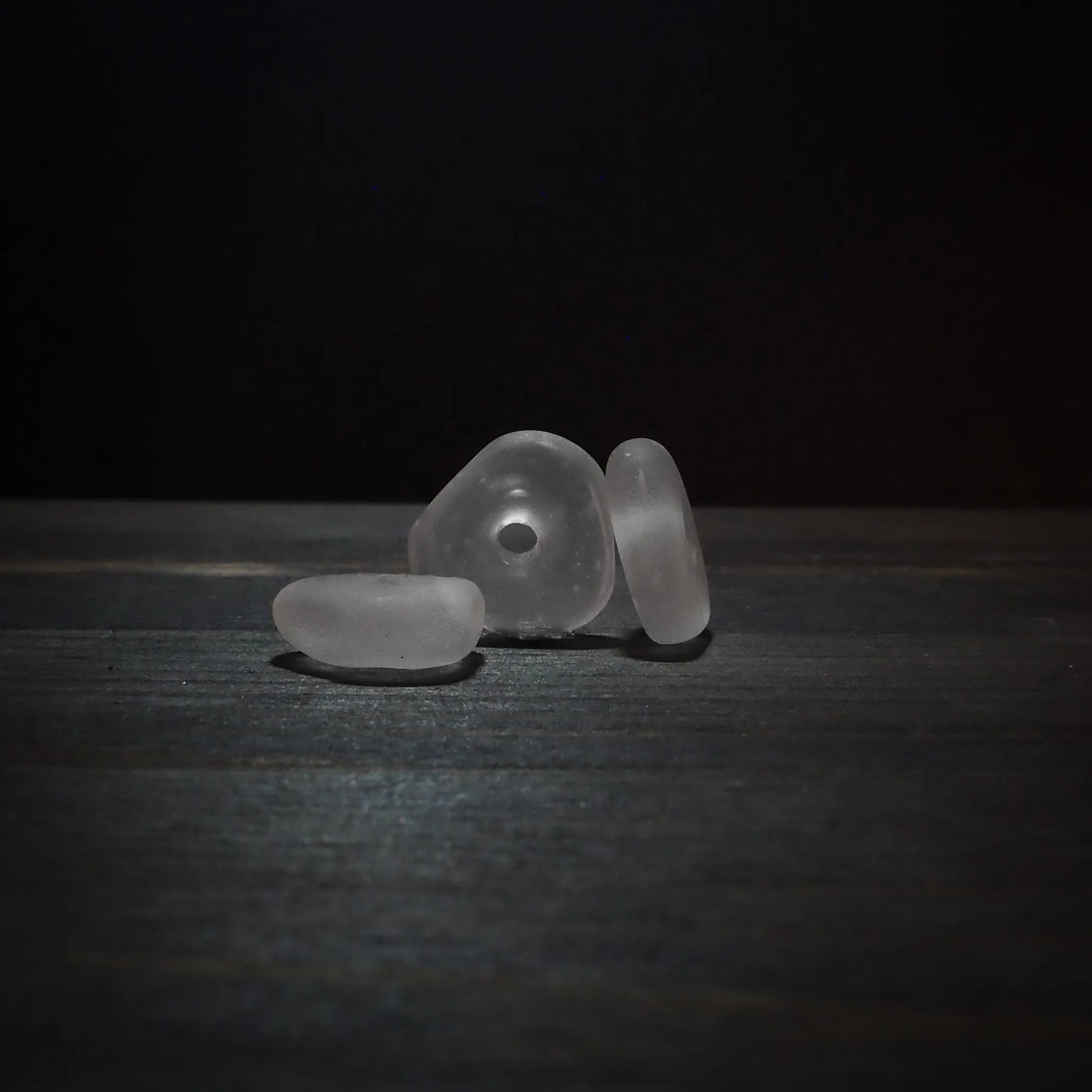 Light transparent glass bead