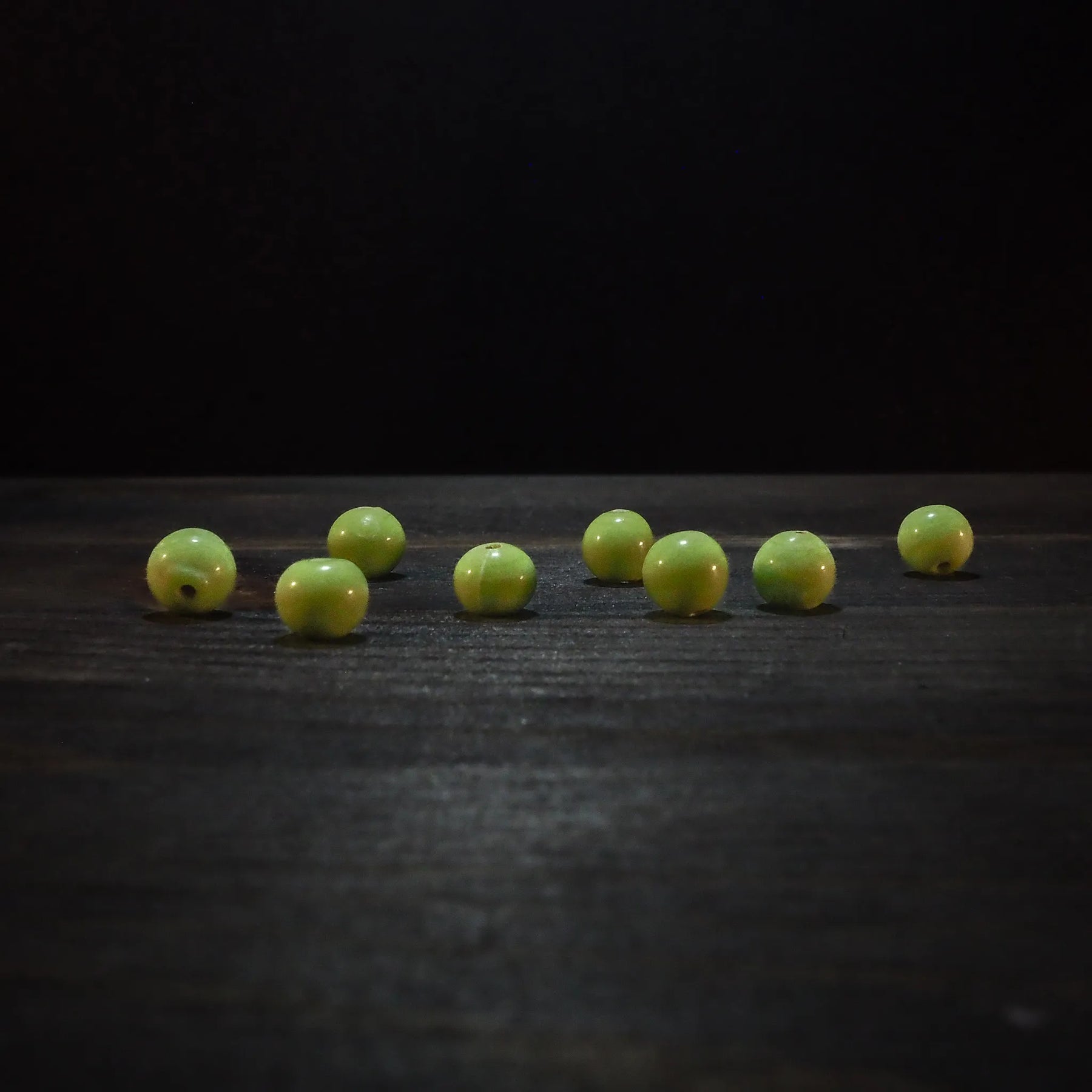 Light green glass bead