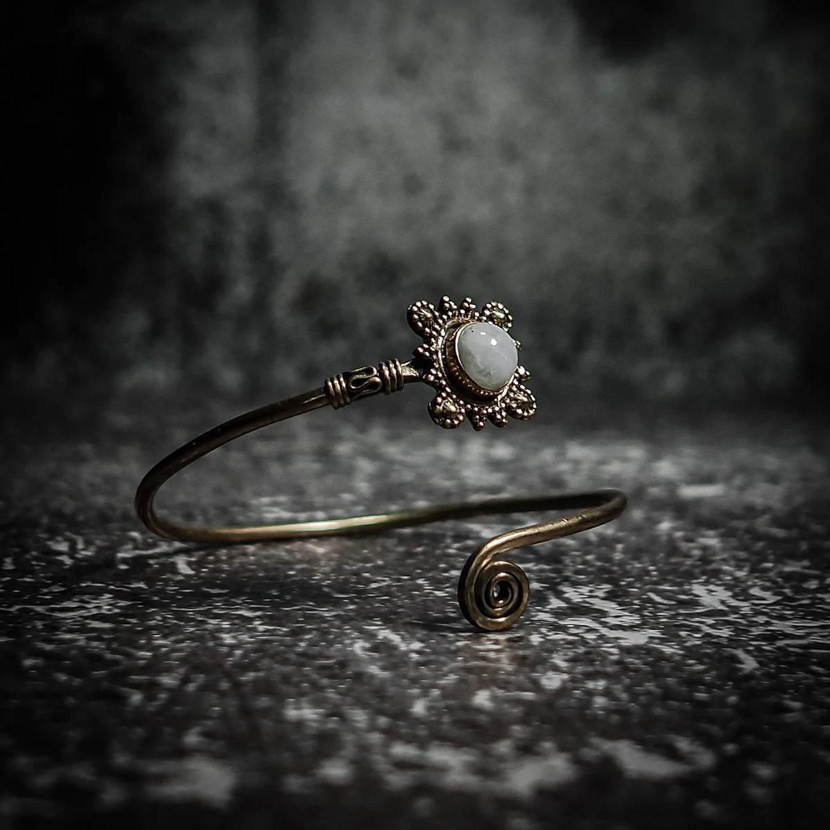 Spiralarmband med månsten i mässing - elegant vikingainspirerad armband med infattad halvädelsten och dekorativ spiralslinga