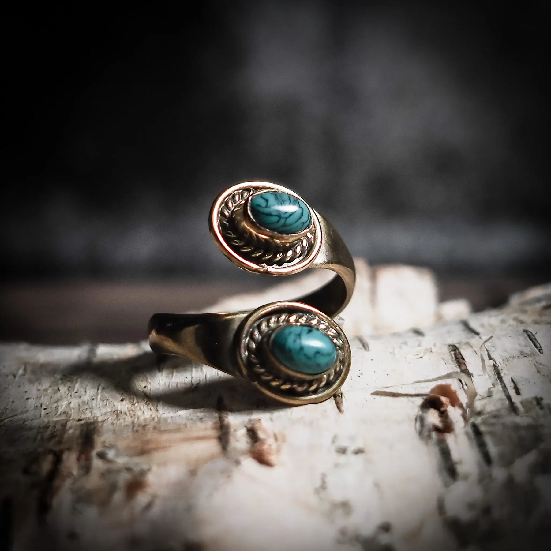 Spiralring med halvedelsten