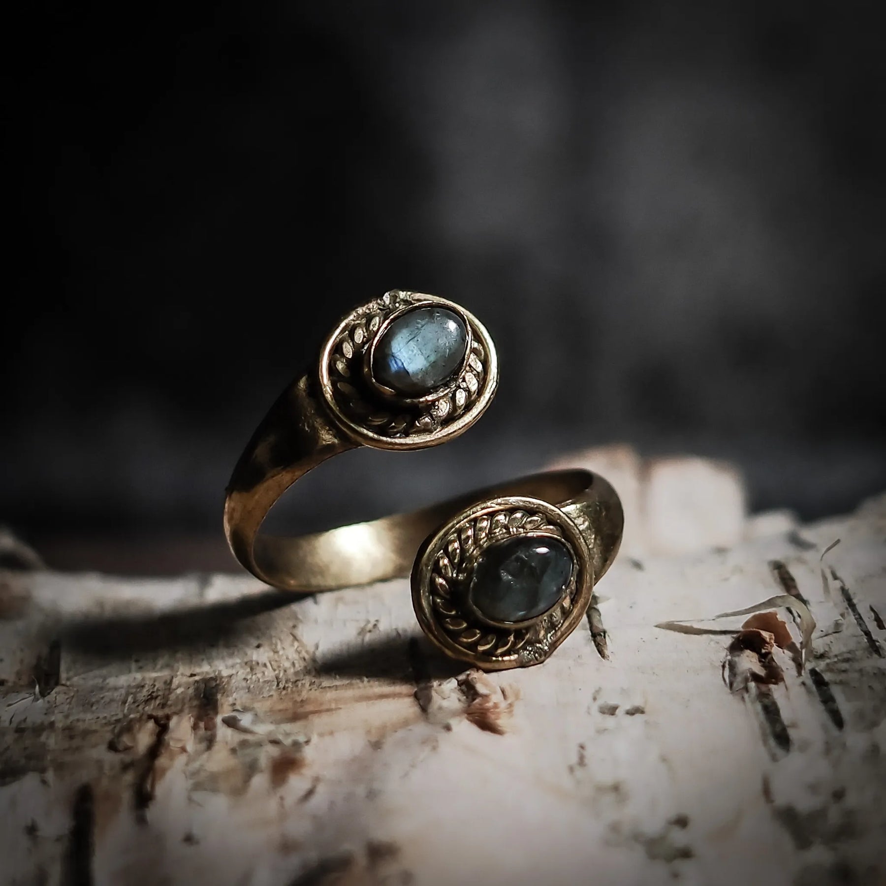 Spiralring med halvedelsten
