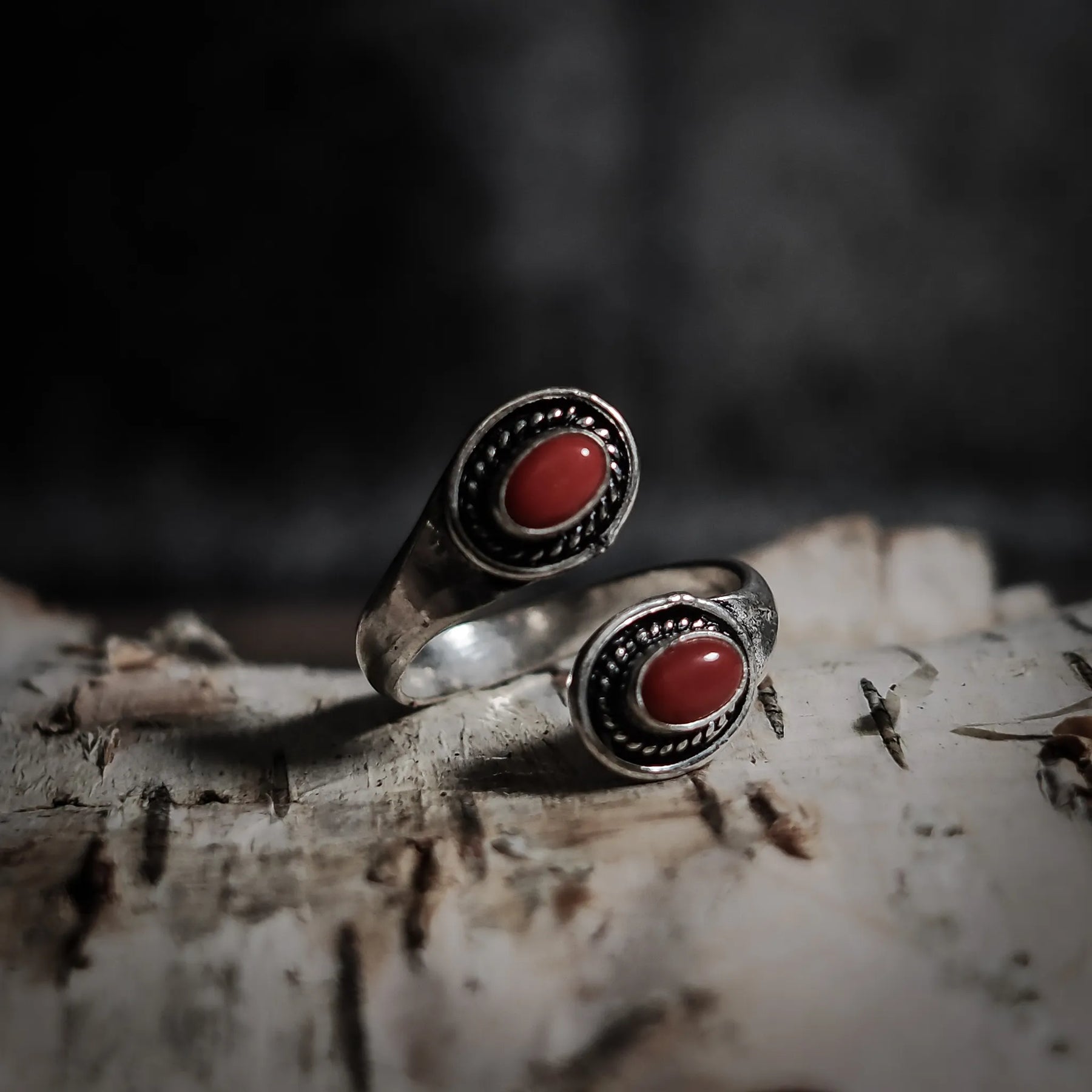 Spiralring med halvedelsten