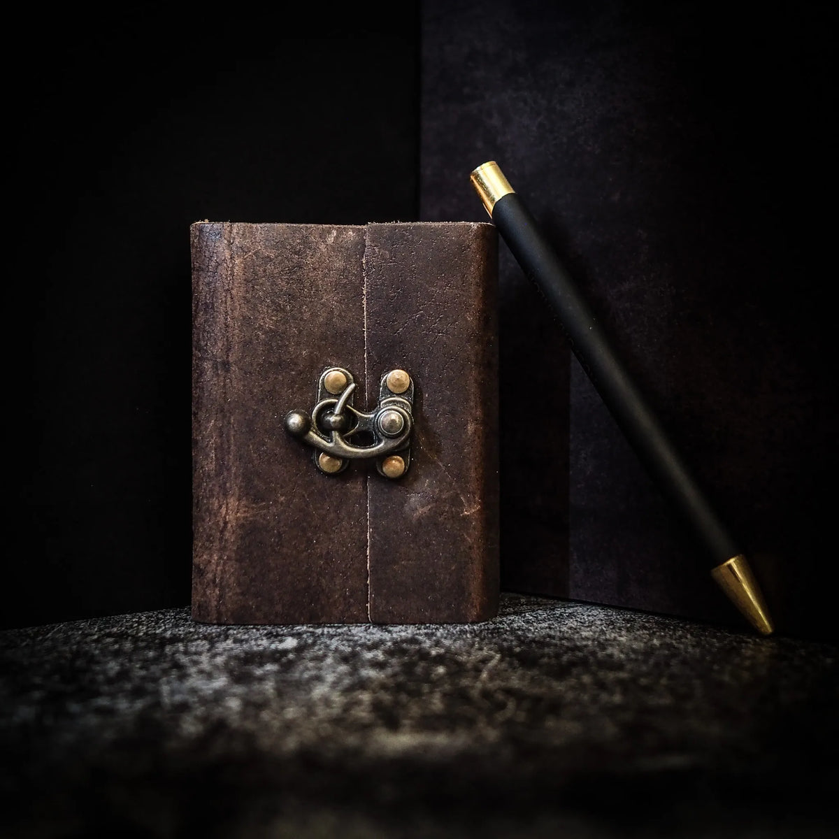 Liten lærbok med messinghekte - håndlagd lærjournal med vikinginspirert dekorativ lås og håndlagd papirblokk