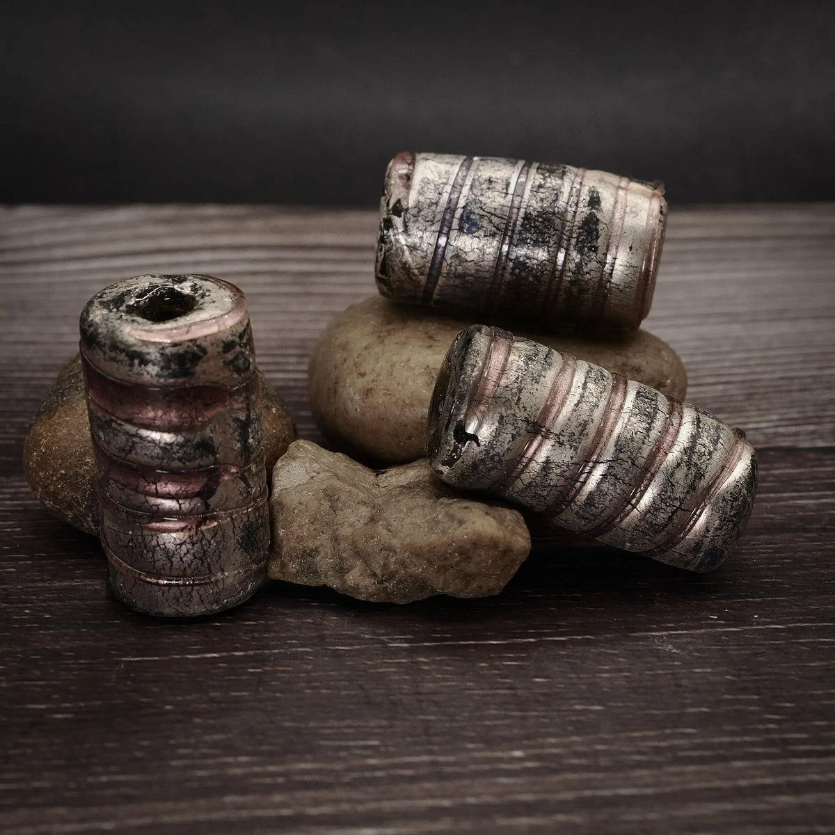 Stor cylinderformad glaspärla med metallisk färgton, 15mm diameter och 30mm långt, från Ragnarök-serien med vikingisk estetik