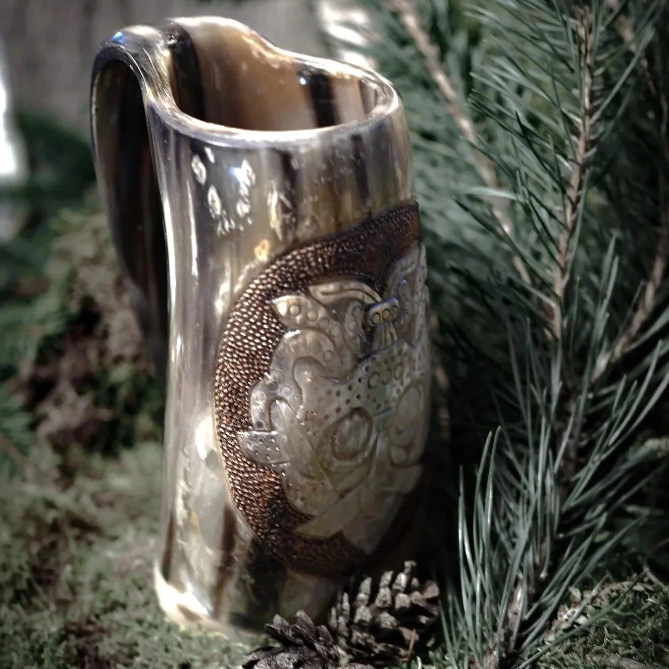 Håndskåret hornkrus, Loki maske