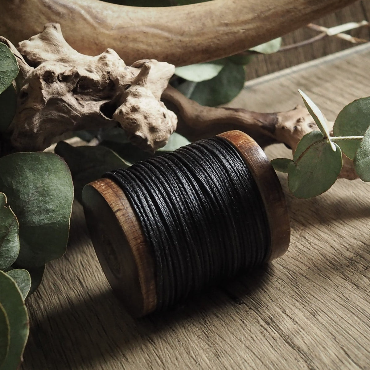 Vaxad sytråd Svart, vikingyxa med traditionell träskaft och metaldekor.