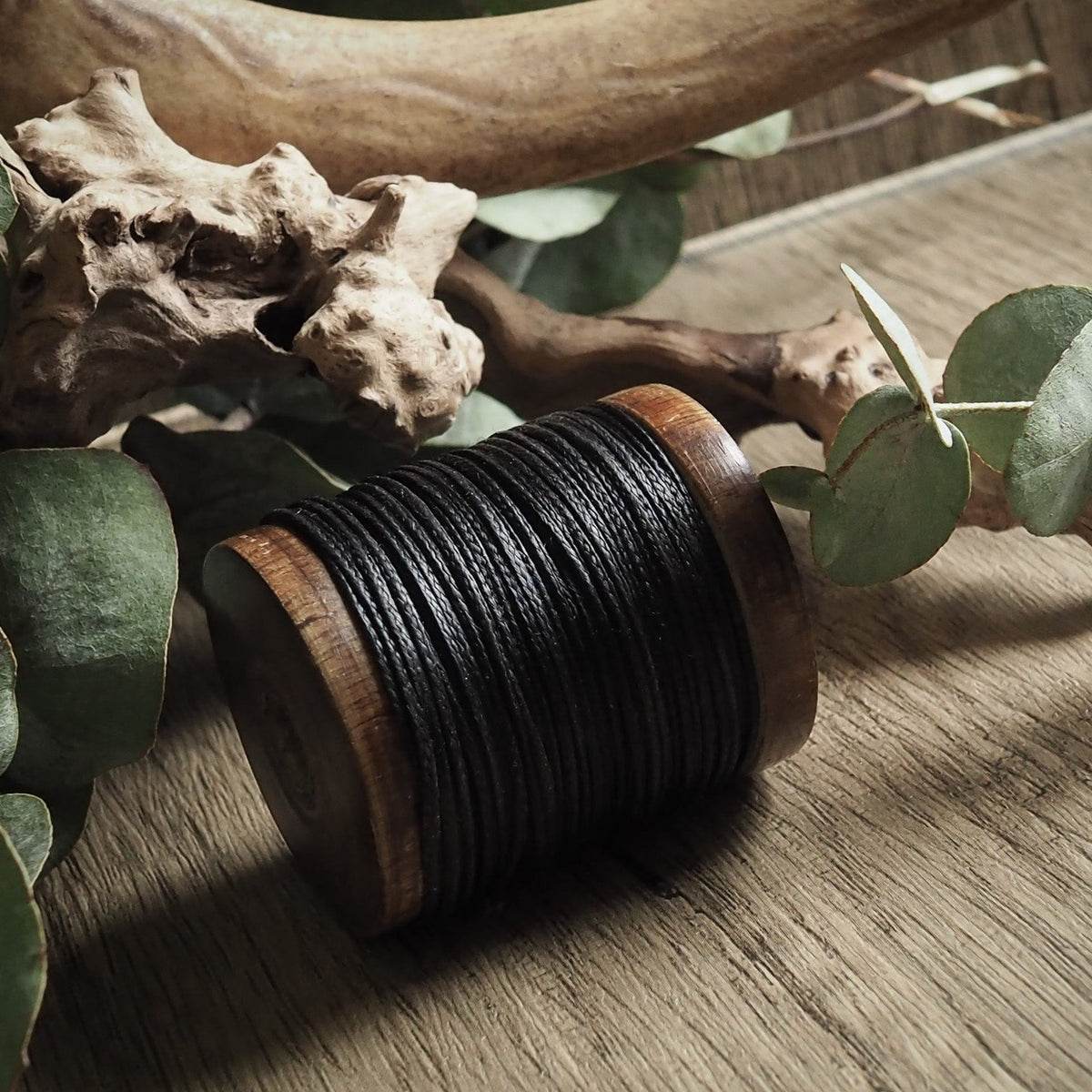 Vaxad sytråd Svart, vikingyxa med traditionell träskaft och metaldekor.