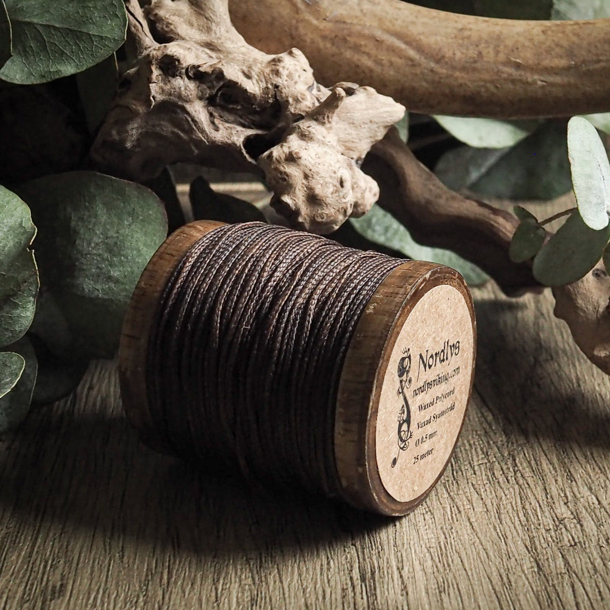 Vaxad sytråd Brun, vikingyxa med traditionell träskaft och metaldekor.