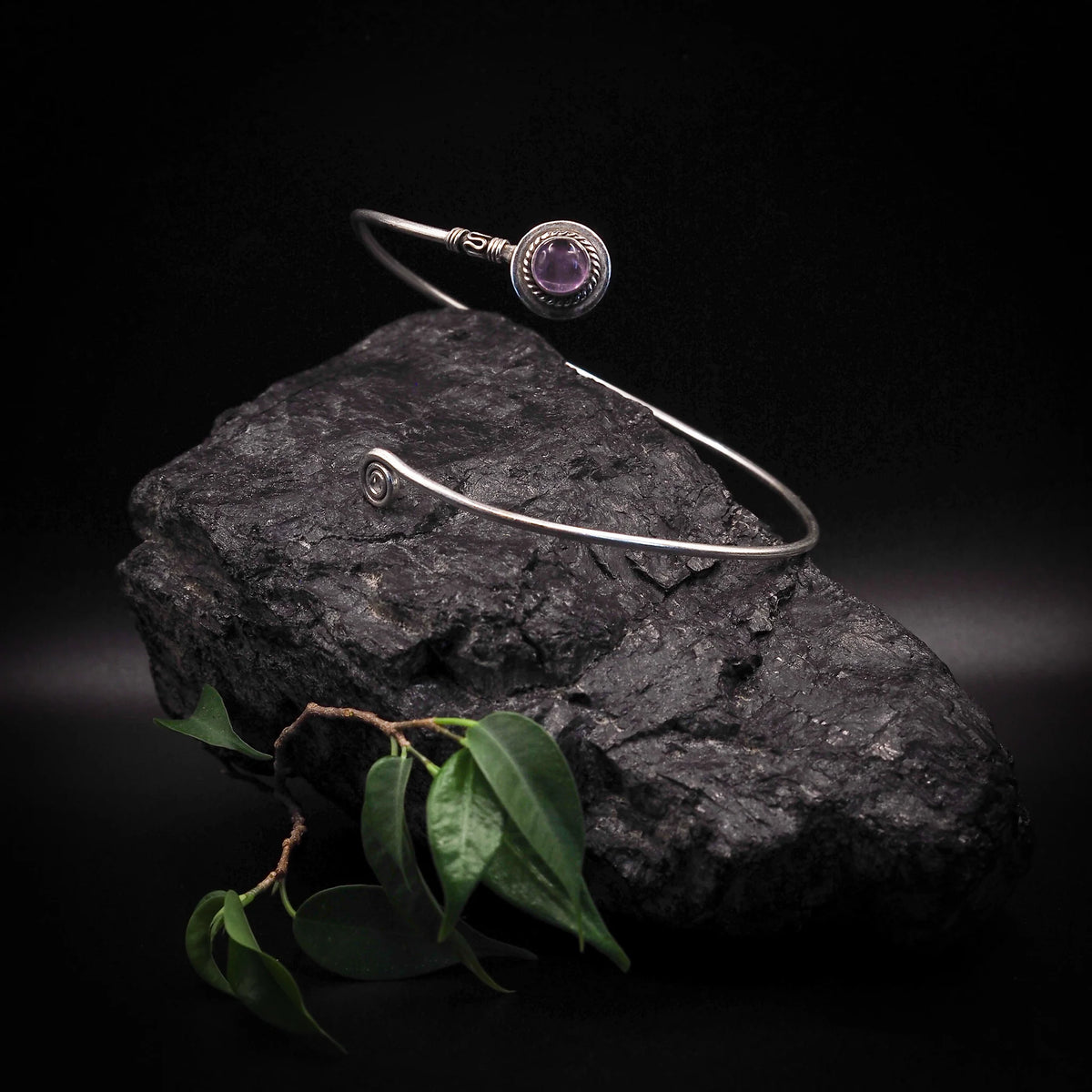 Överarmsring med halvädelsten, silverpläterad, med stenar.