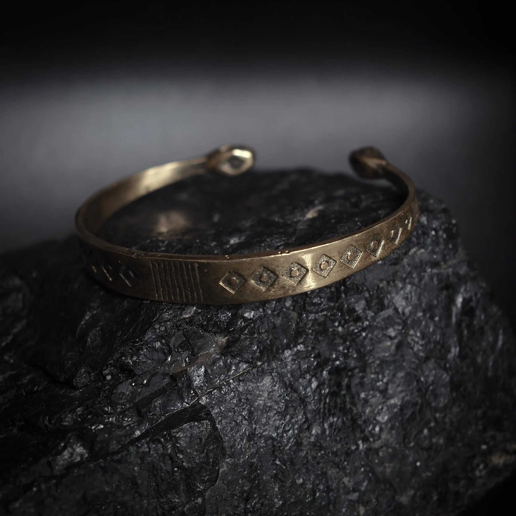 Decorated flat bracelet