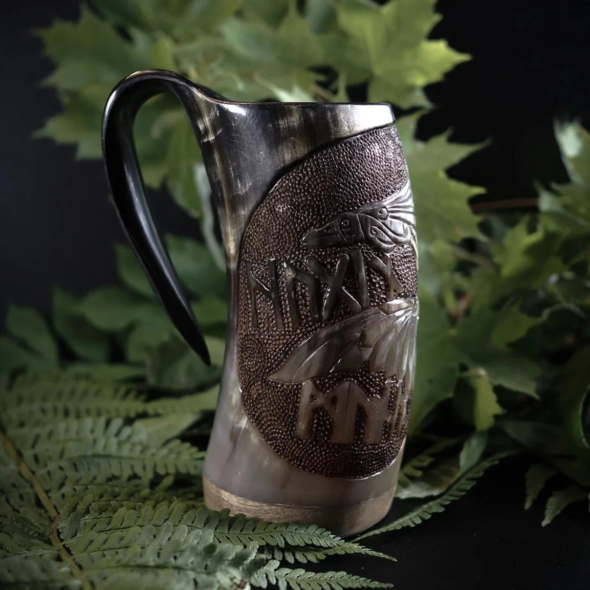 Håndskåret hornkrus, Hugin og Munin