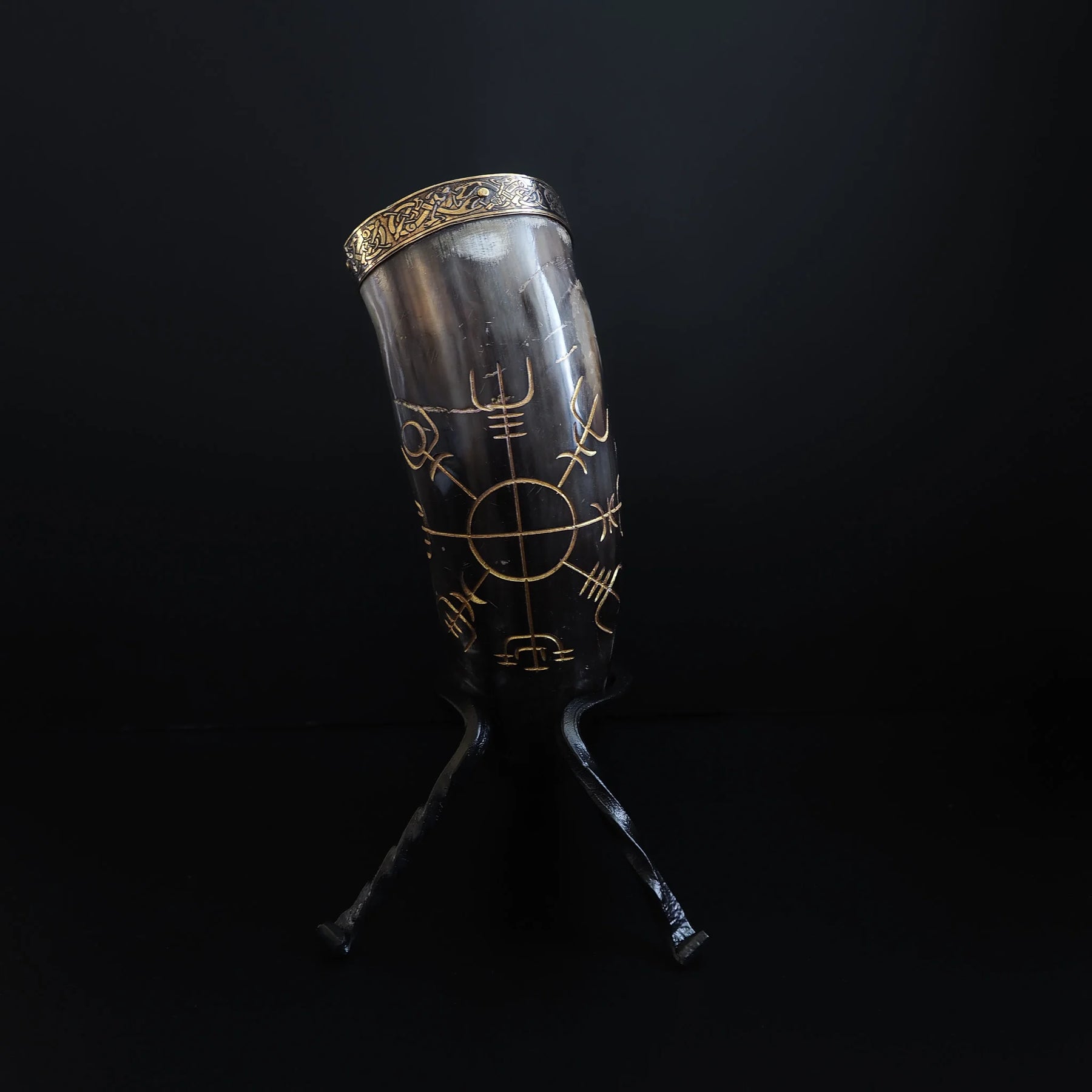 Drikkehorn med ravn og gravering. ca 250 ml
