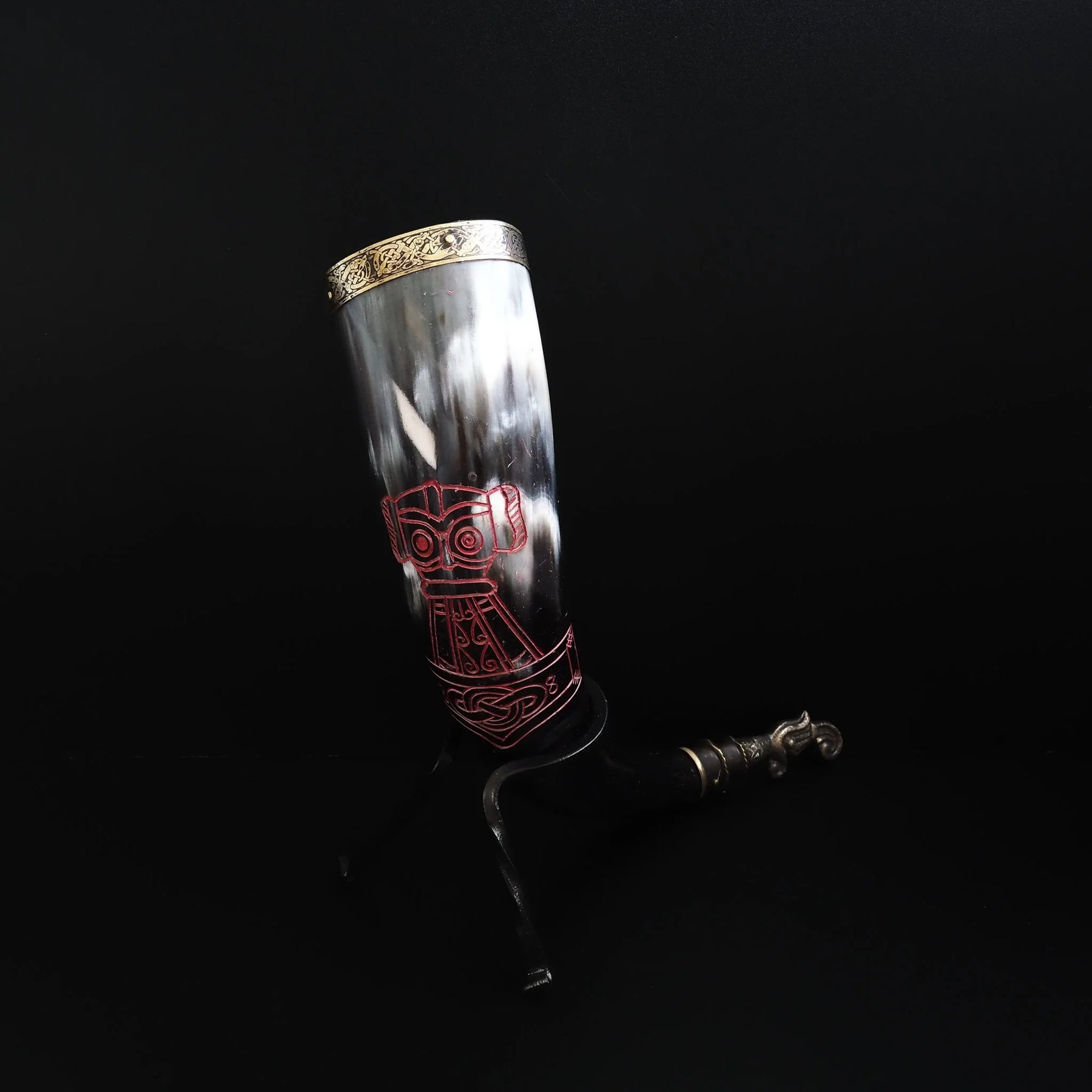 Drikkehorn med ravn og gravering. ca 250 ml