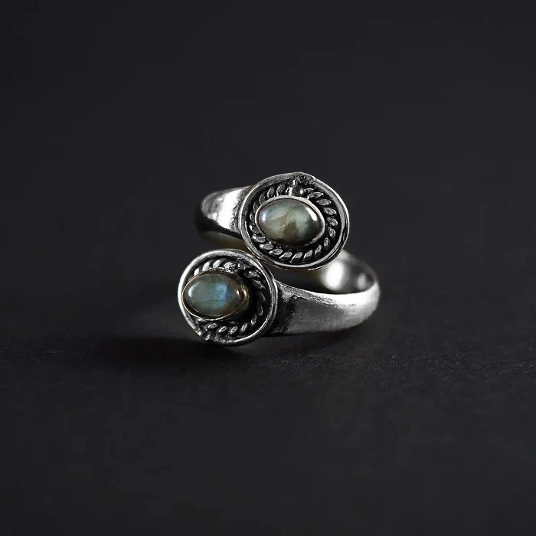 Spiral ring with semiprecious stone