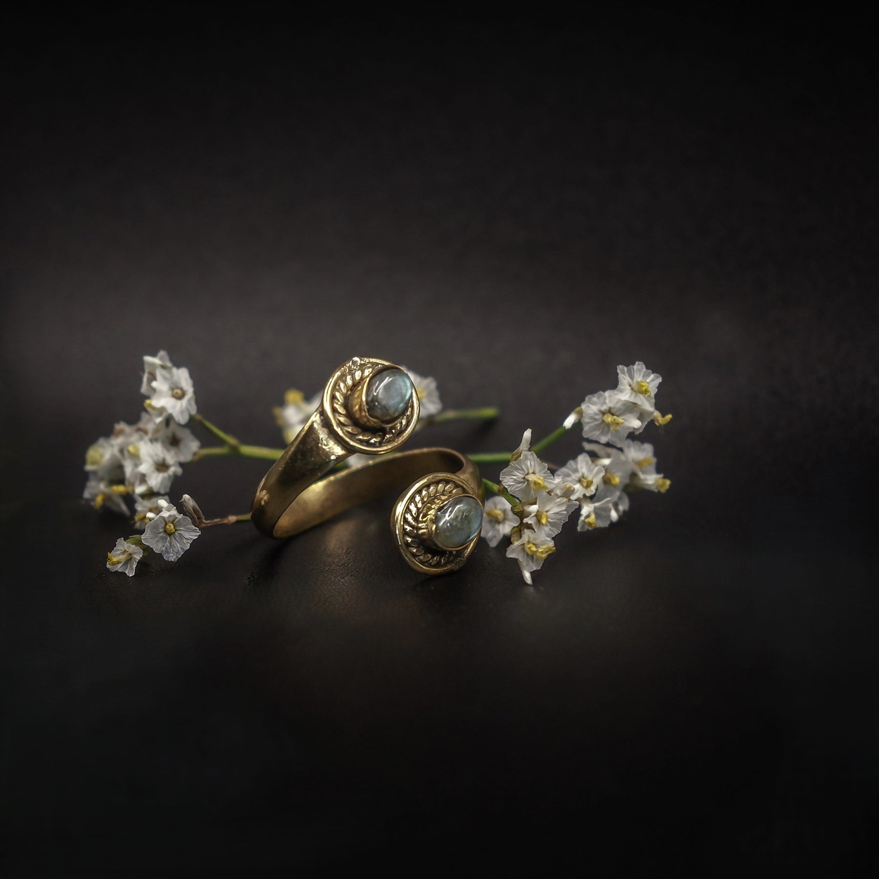 Spiral ring with Labradorite
