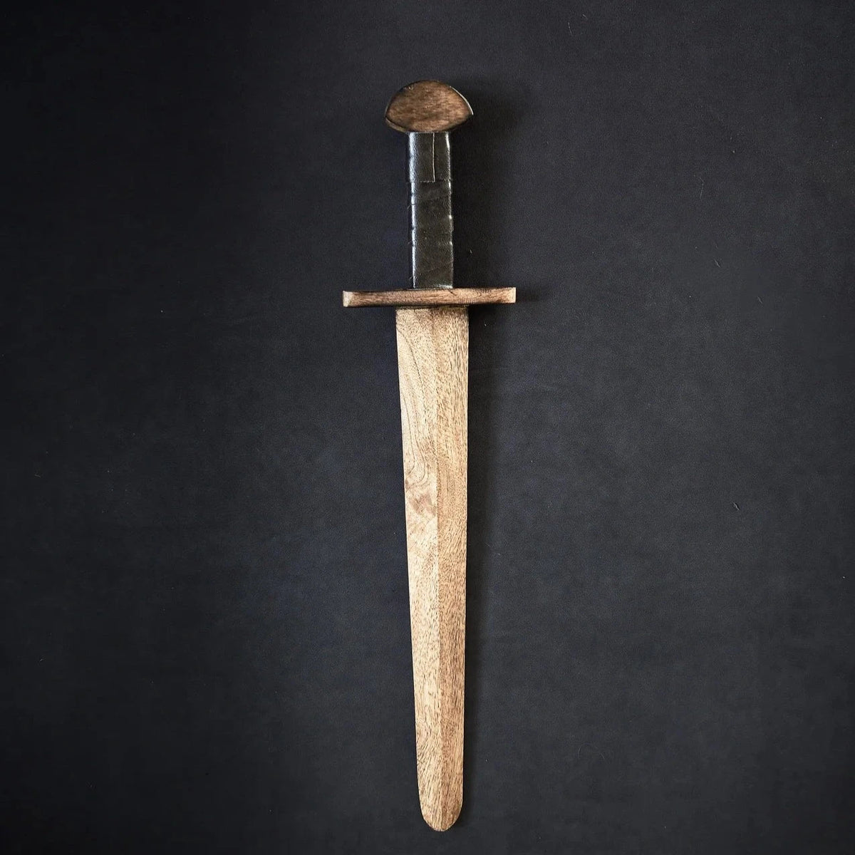 Träsvärd krigare, läder.