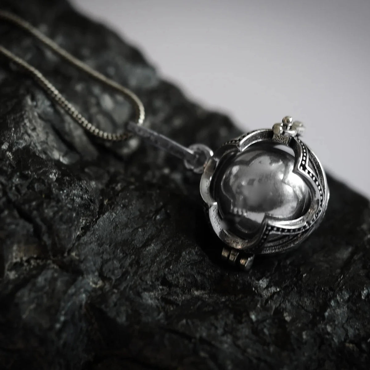 Änglaklocka silverpläterad - Beskyddande vikingamycke med månsickeldetaljer och geometriska mönster