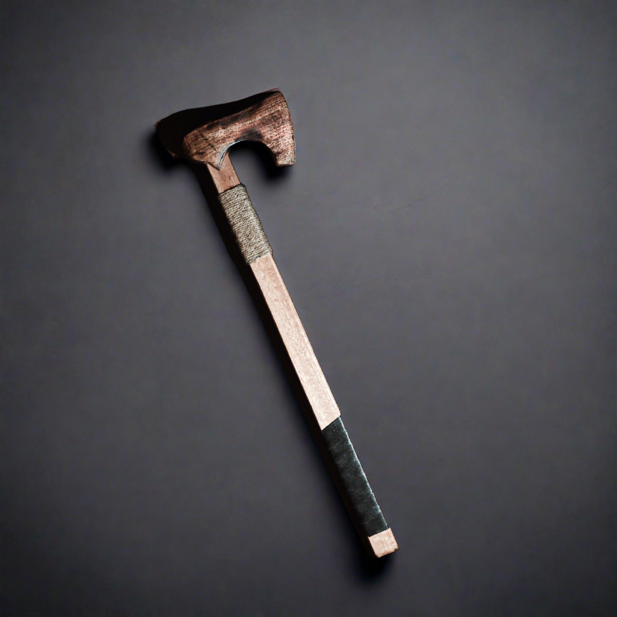 Handarbetad träyxa med svartbränd axelbladskoning och läderhandtag mot neutral bakgrund