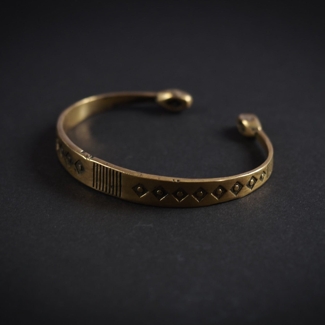 Decorated flat bracelet