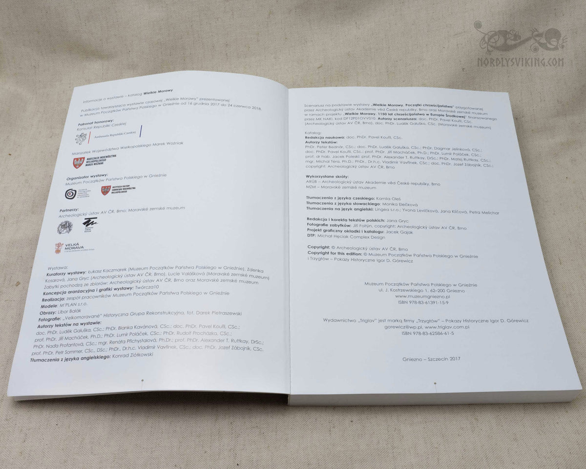 Öppna bokuppslag från Great Moravia-boken som visar titelsida och innehållssida med författarinformation och förlagsuppgifter. Fotograferad på ljus bakgrund med Nordlys Viking-vattenstämpel synlig.