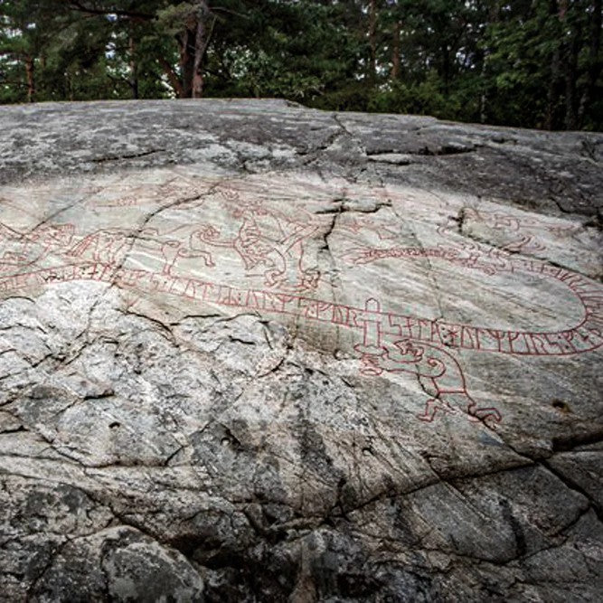Sigurdsristningen och sagan om Sigurd Fafnesbane.