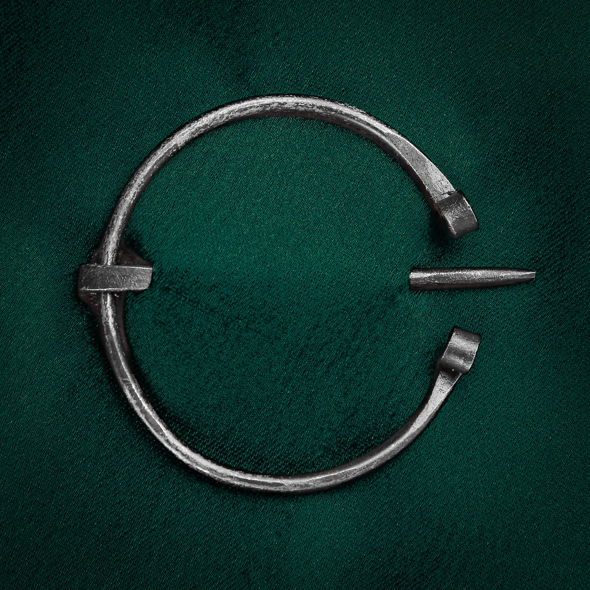 Ring brooch, large in steel