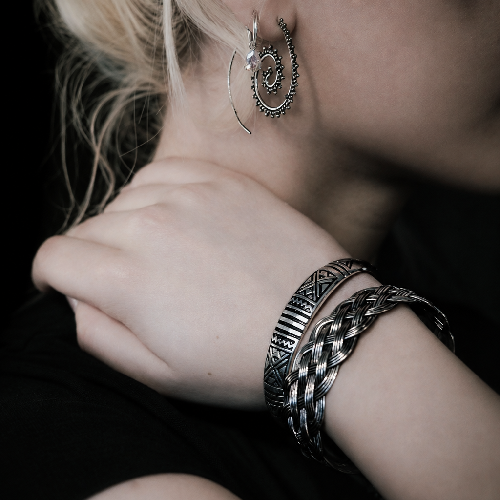 Eir gift set in silver-plated brass – braided bracelet, cast patterned bracelet and spiral earrings