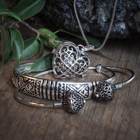 Freja gåvoset med silverfärgat hjärthänge, vikingaarmband med runmönster och pärlarmband på trä