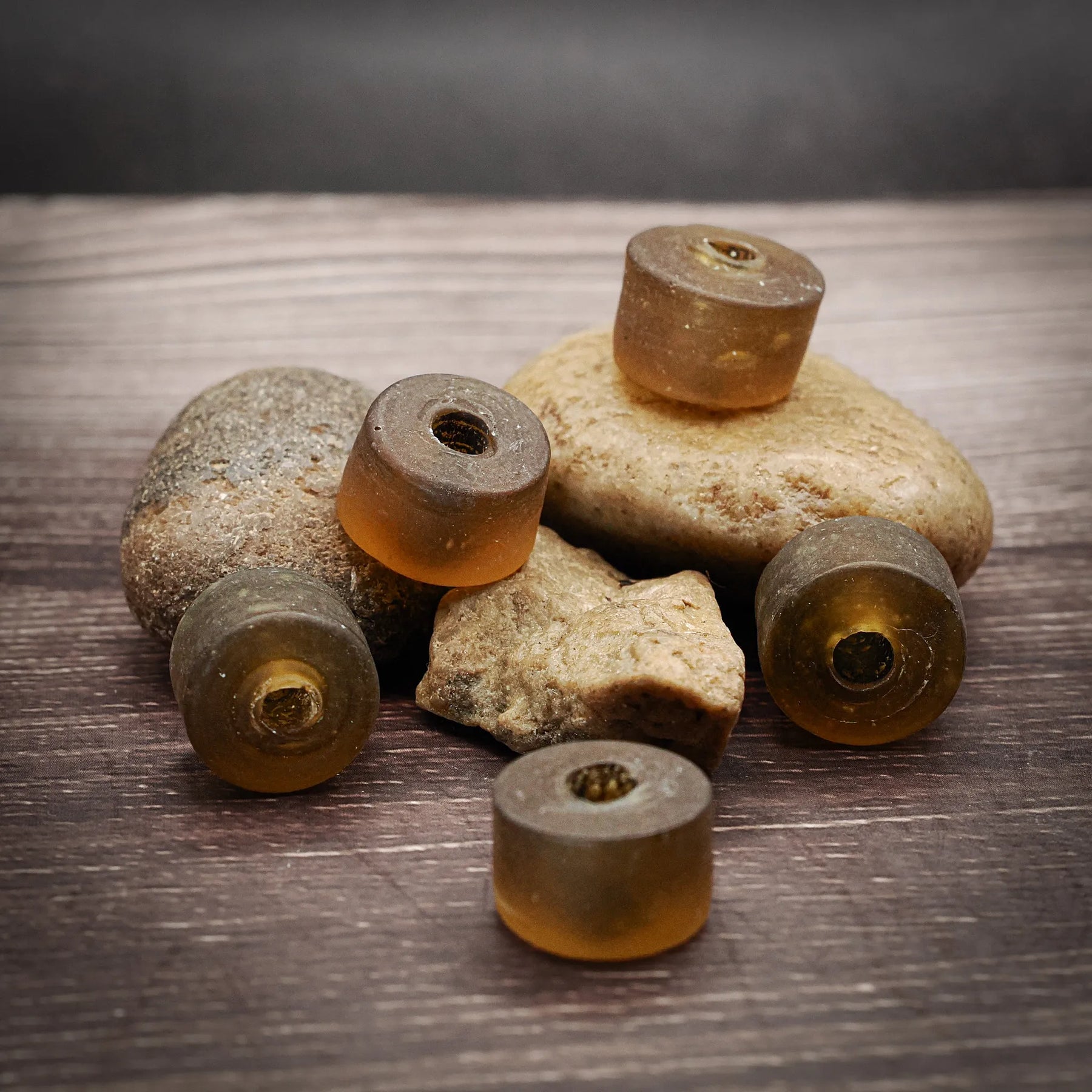 Blästrad, cylinerformad glaspärla