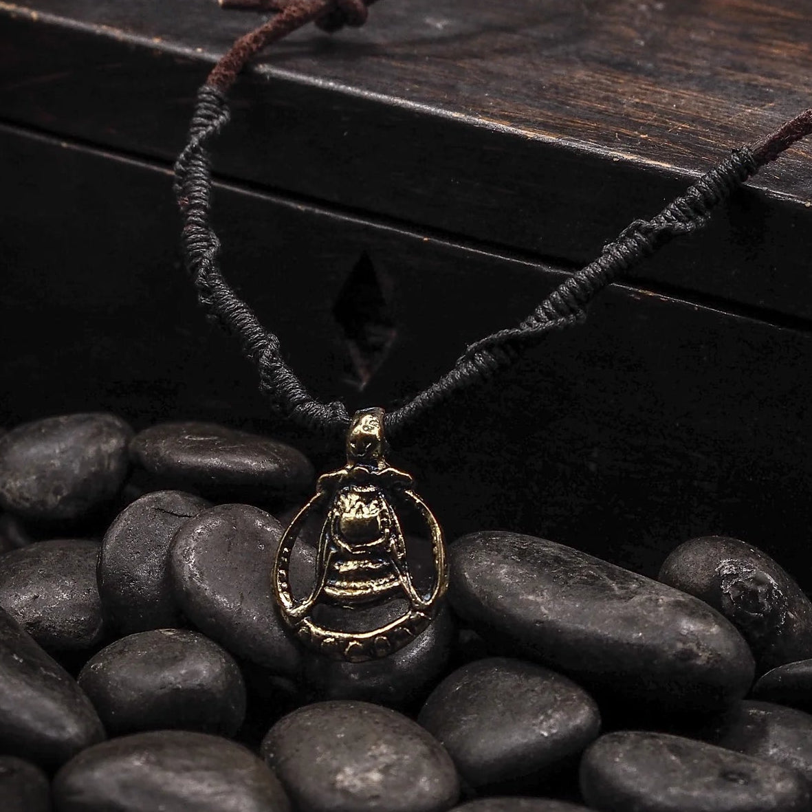 Et halsband med frejasymbål i brons. läderband