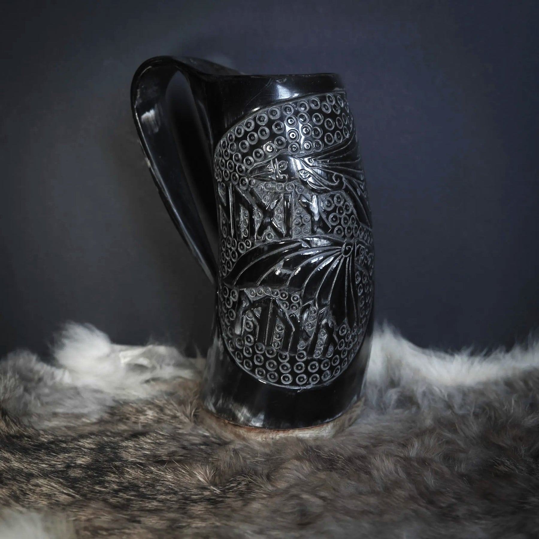 Handsnidad hornmugg, Hugin och Munin