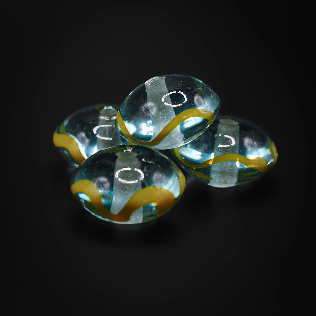 Blå glassperle med dekor