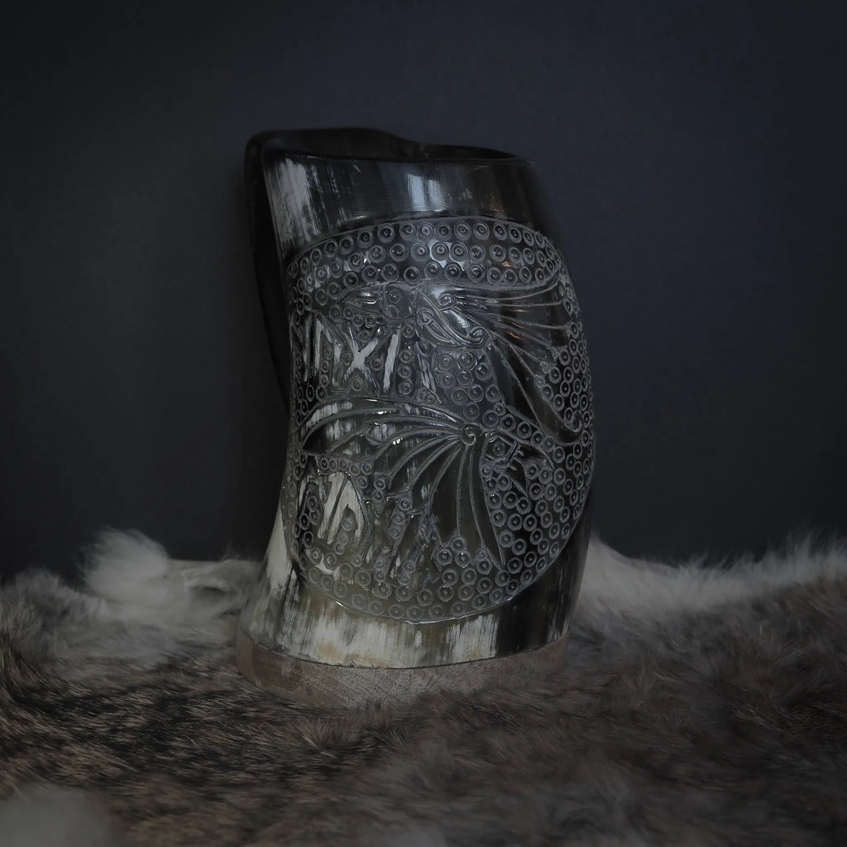 Handsnidad hornmugg, Hugin och Munin