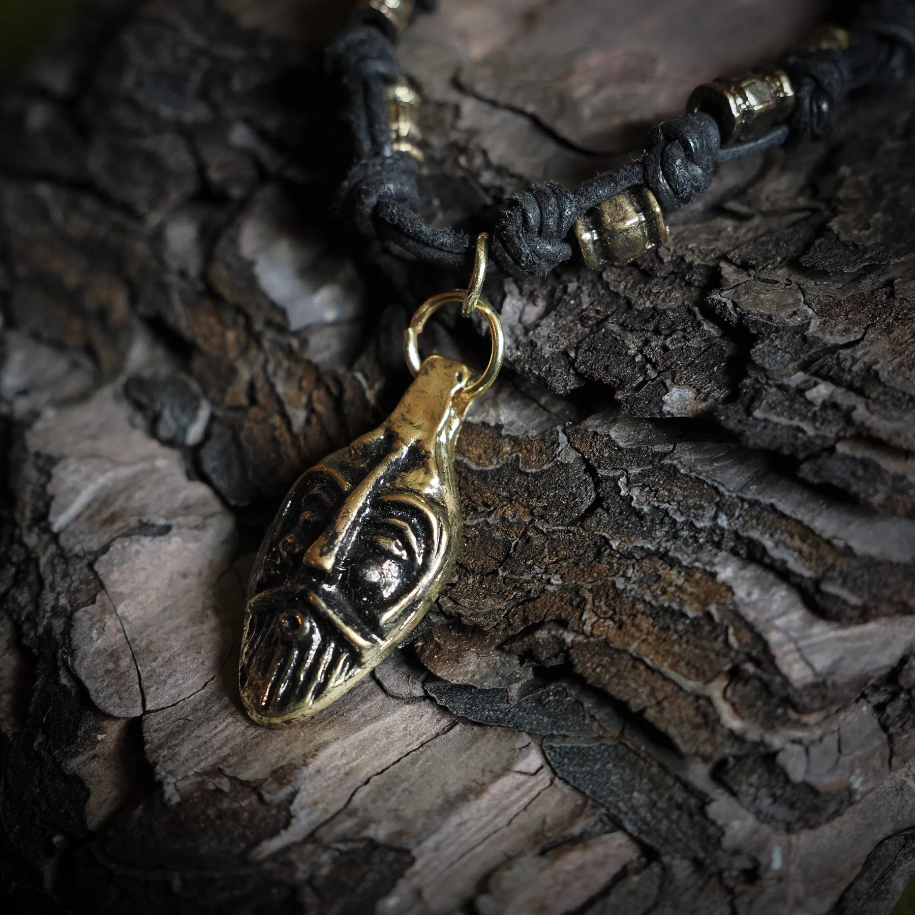 Odin necklace – the god mask in close-up, the wood grain in the background