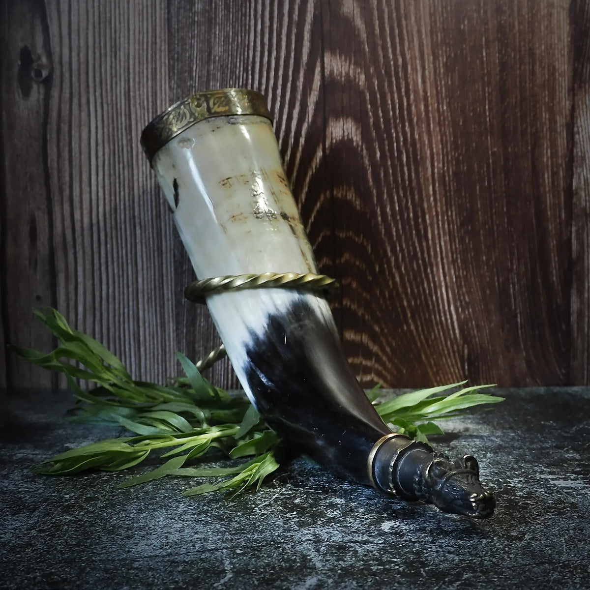 Drinking horn Berserk with stand
