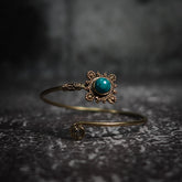 Spiralarmband med turkos månsten i mässing - vikingainspirerad armband med turkosfärgad halvädelsten och spiralslinga