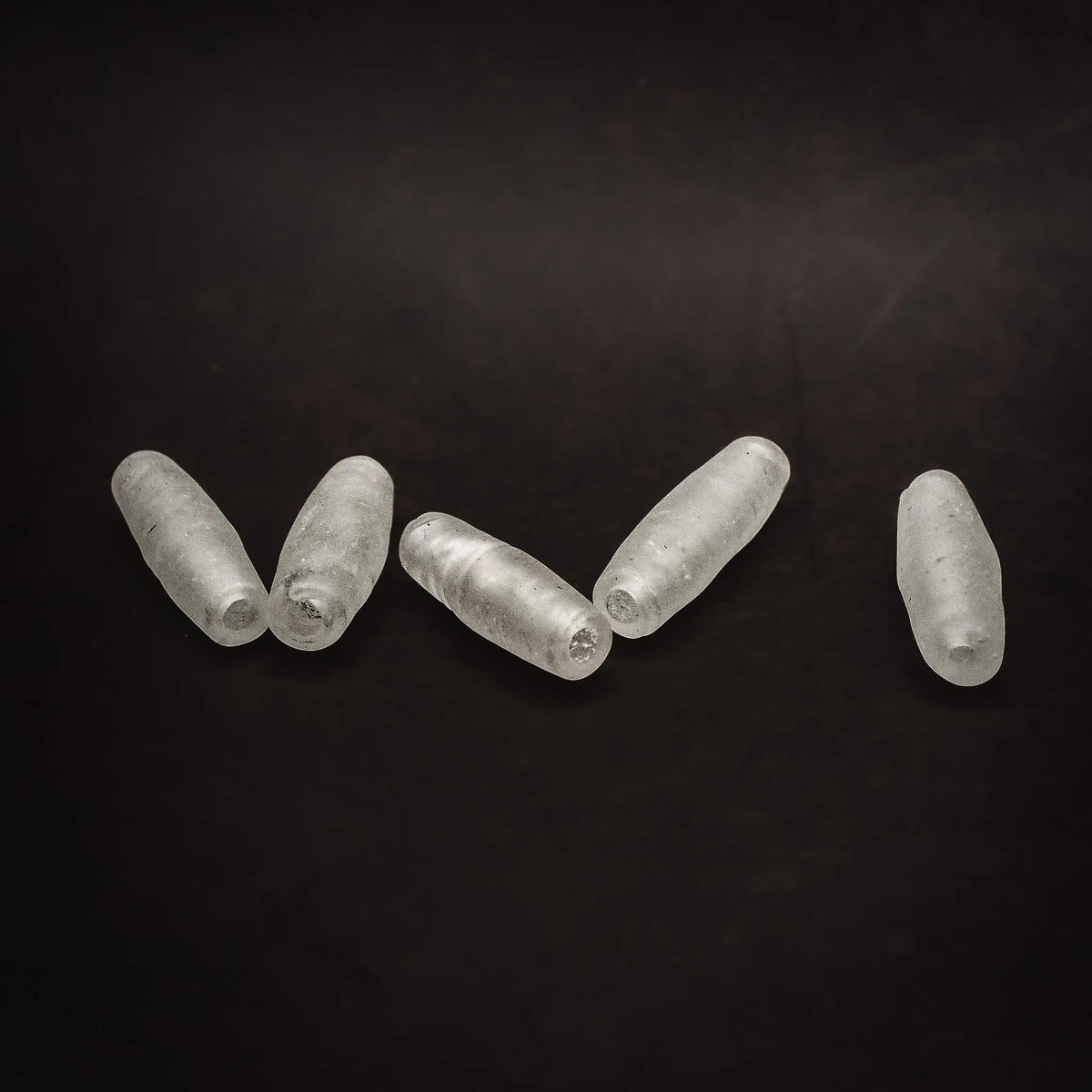 Ljus blästrad avlång glaspärla