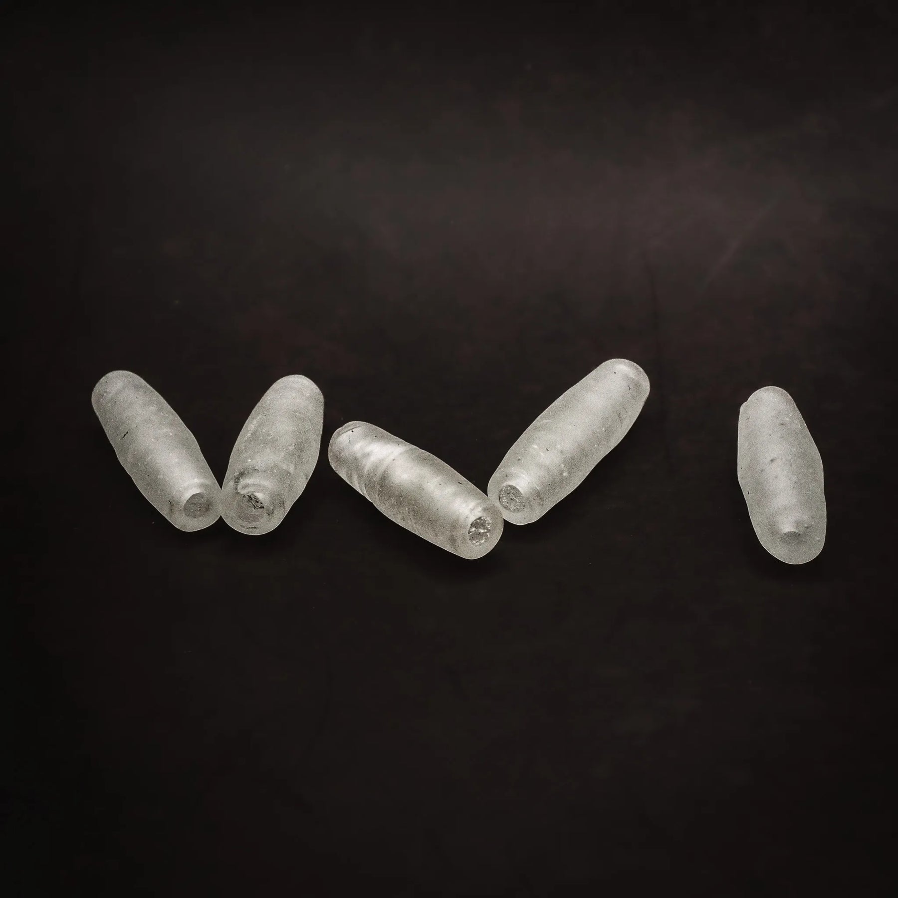 Ljus blästrad avlång glaspärla