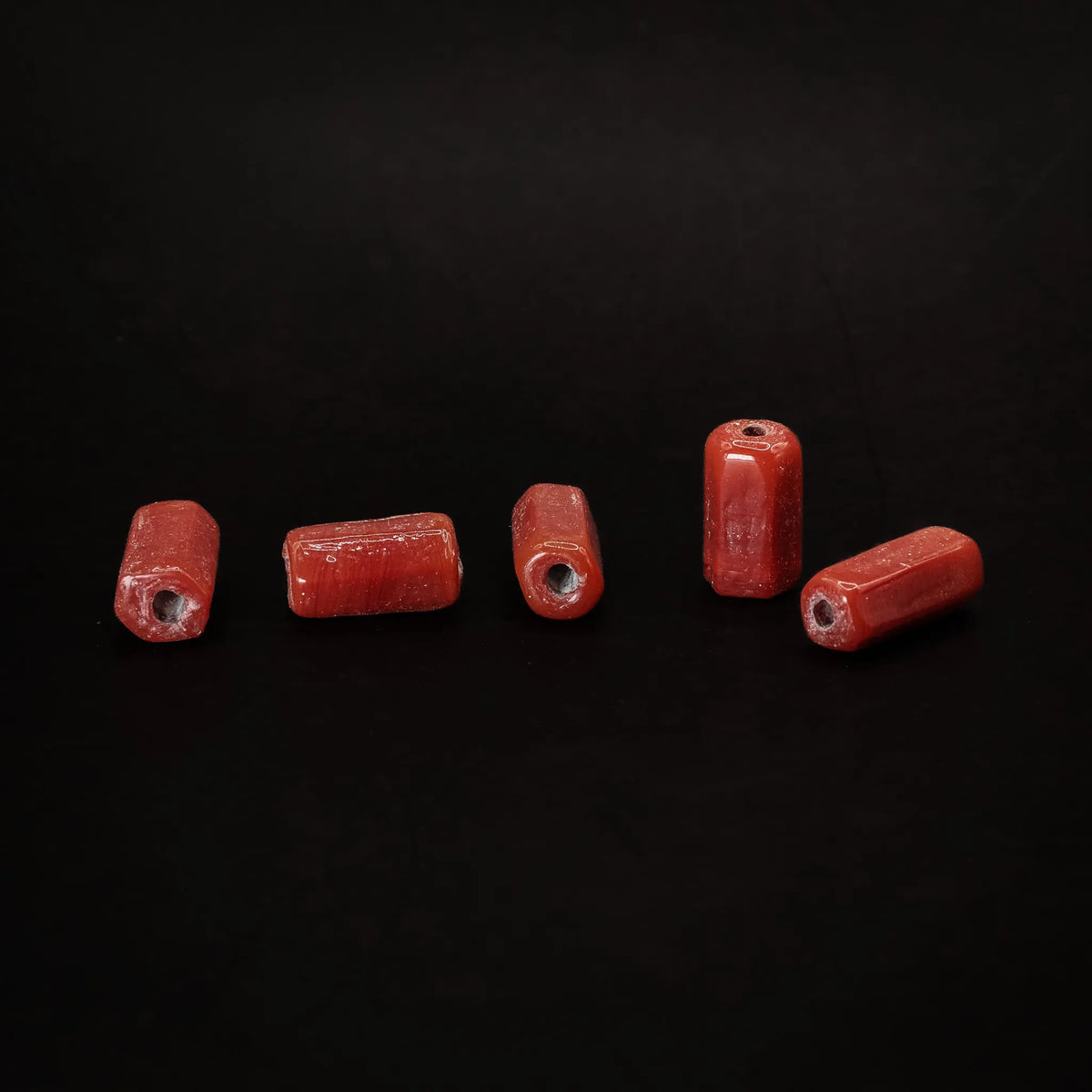 Avlång röd glaspärla