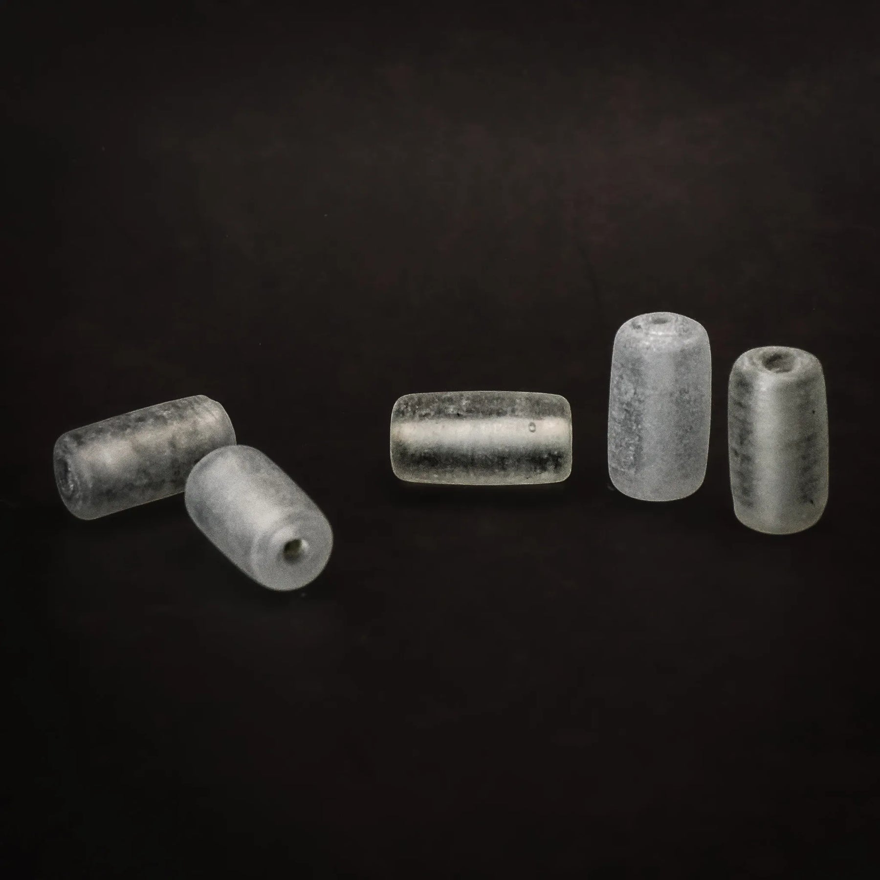 Ljus blästrad glaspärla