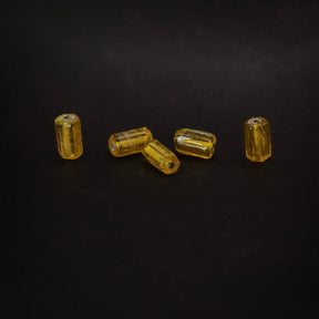 Avlång mörkgul glaspärla